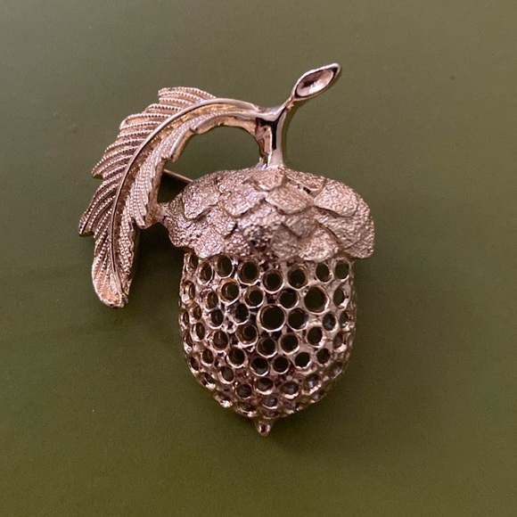 Sarah Coventry acorn golden brooch - Picture 1 of 2